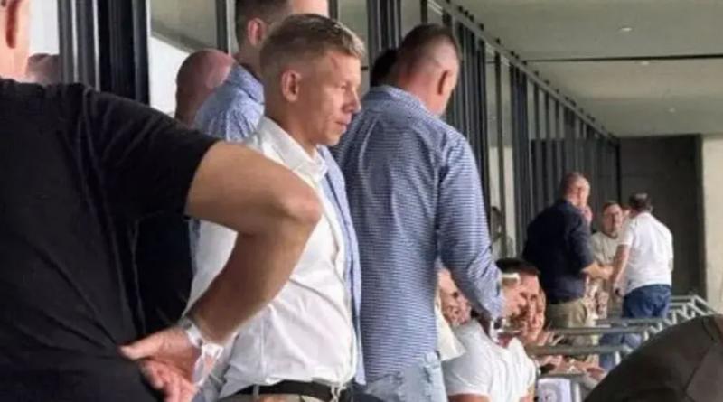 Az MTK mérkőzésén Magyar Péter, a korábbi NER-lovag, a VIP-páholy kényelméből figyelte a Fradi elleni összecsapást, megjelenésével pedig igazi pöffeszkedéssel tette emlékezetessé az eseményt.