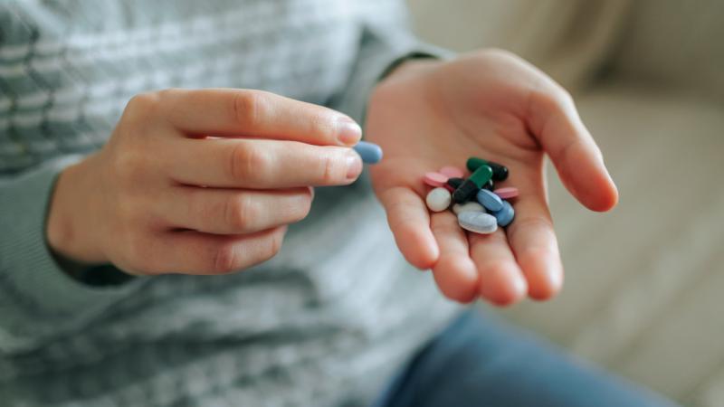 A magyar hatóságok lecsaptak egy vitamint forgalmazó vállalkozásra, amely gyanús állításokat tett termékeiről. A szakértők figyelmeztetnek, hogy nem ajánlott a vásárlás, mivel a cég hirdetései túlságosan túlzóak és megalapozatlanok. - Pénzcentrum