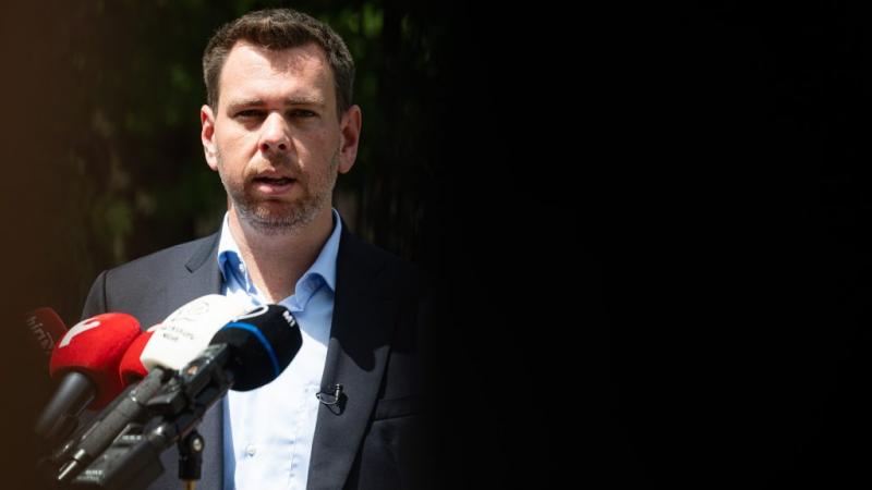 Vitézy Dávid: Ha Szentkirályi Alexandrát zavarják a busztüzek, akkor valószínűleg komoly problémák merülnek fel a közlekedésben, és sürgős intézkedések szükségesek a helyzet megoldására. Az ilyen események nemcsak a város közlekedését érintik, hanem a lak
