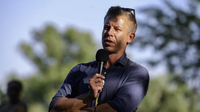 Egy nyolchónapos kislány a szülészeten szerzett bakteriális fertőzést, amely következtében vízkorlátozást vezettek be a székesfehérvári kórházban – számolt be róla Magyar Péter.