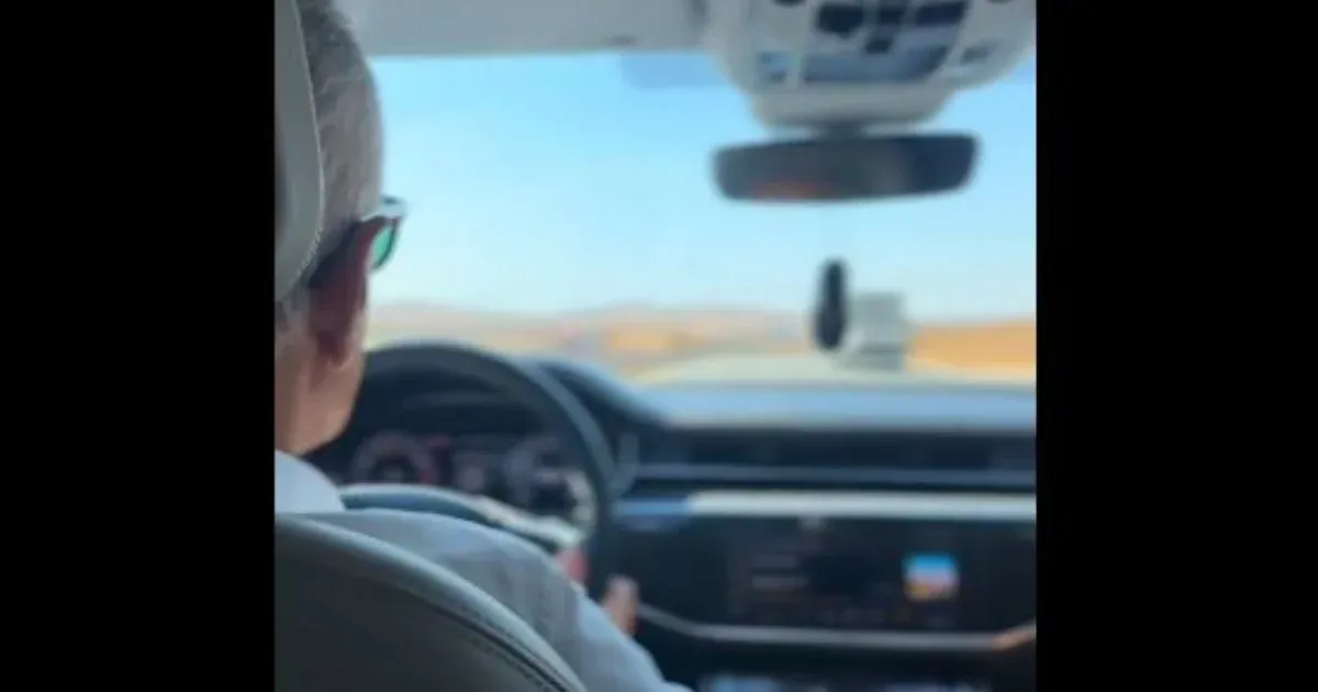 A török közlekedési miniszter nem mindennapi felvételt osztott meg magáról, amelyen 225 km/órás sebességgel száguldott. A mutatvány nem maradt következmények nélkül, hiszen büntetést kapott érte.