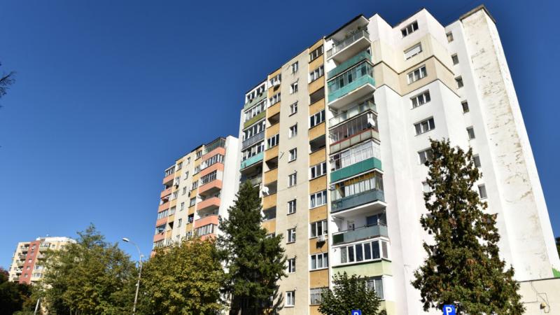 Feszültséggel teli várakozás övezi a bankokat, ahogy az Otthon Start program bevezetésével egy új, intenzív roham várható. Az emberek izgatottan figyelik a fejleményeket, hiszen sokak számára ez lehet a rég vágyott otthon megszerzésének kulcsa. A Pénzcent
