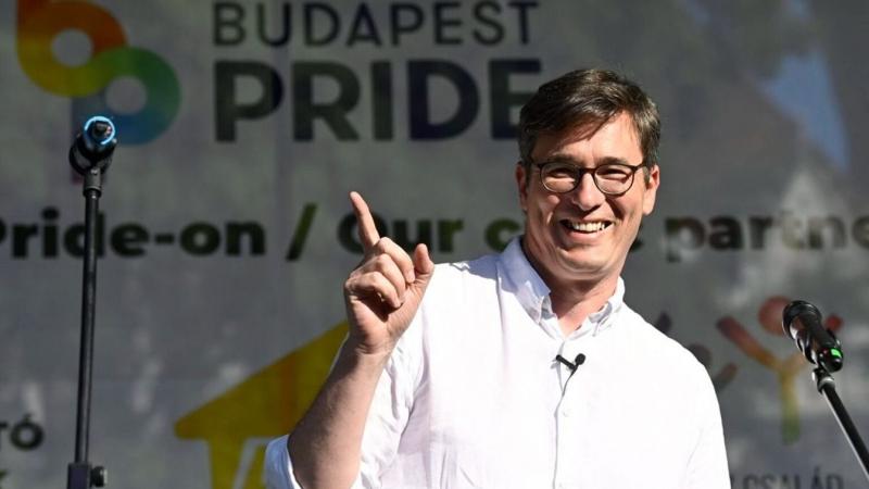 A karácsonyi időszakban Brüsszel szívében egy különleges bohózat bontogatta szárnyait, amely tele volt színes karakterekkel és szellemes helyzetekkel. A város utcái megteltek nevetéssel és ünnepi hangulattal, miközben a libsi komédia egyedi módon mutatta 