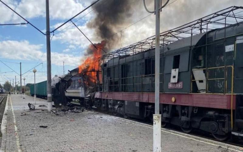 Orosz dróncsapás érte az ukrán vasúti személyszállítást, amelynek következtében legalább harminc ember sérült meg.