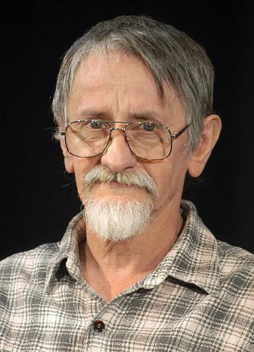 Szomorú hírt kell megosztanunk: elhunyt a Harlekin Bábszínház legendás bábkészítő mestere. Művészete és szenvedélye örökre nyomot hagyott a bábelőadások világában, és emlékét mindig megőrizzük a szívünkben.