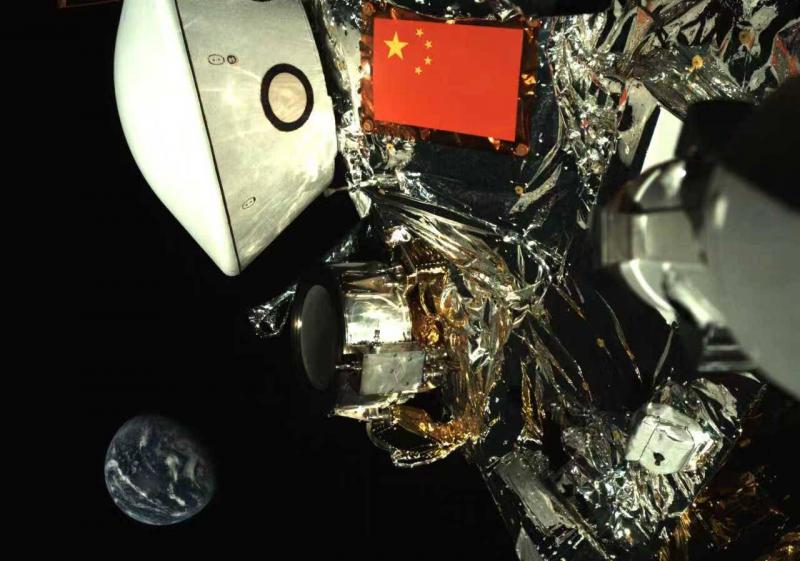 Íme, hogyan fest a Föld 43 millió kilométeres távolságból: egy gyönyörű kék és zöld gömb, amely a végtelen űrben ragyog. A kontinensek és óceánok vonalai lágyan kivehetők, miközben a légkör finom rétegei körülölelik, mint egy átlátszó fátyol. Ez a távoli 