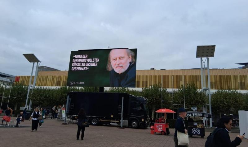 Demeter Szilárd kifejtette, miért ünnepli Magyarország Krasznahorkai László Nobel-díját egy A4-es papíron a Frankfurti Könyvvásáron.