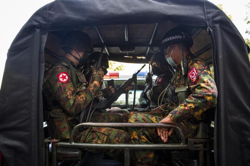 A mianmari katonai junta bejelentette, hogy felszámolták egy internetes csalók kényszermunkatáborát. Az akció során a hatóságok több gyanúsítottat is őrizetbe vettek, akik állítólag különféle online átverésekben vettek részt. A hatóságok célja, hogy megfé