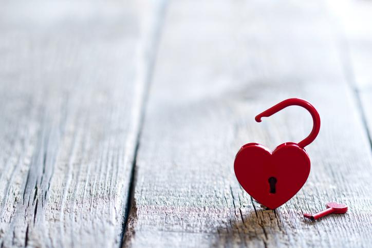 A modern kapcsolatok dinamikája folyamatosan változik, és egyre többen keresnek alternatív megoldásokat a hagyományos házasságformák mellett. A 