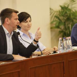 A fővárosi frakciók között feszültség robbant ki a meztelen fürdőzés körüli viták miatt.