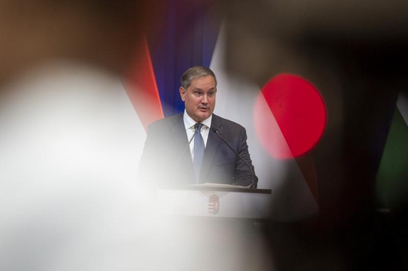 Persze, itt egy humorosabb verzió:

„Nos, kedves barátaim, itt az idő, hogy elővegyük a Nagy Márton-jóslatunkat, amit még fél évvel ezelőtt írtunk! Azóta mindannyian izgatottan vártuk, hogy vajon a jósunk tényleg olyan pontos, mint egy svájci óra, vagy in